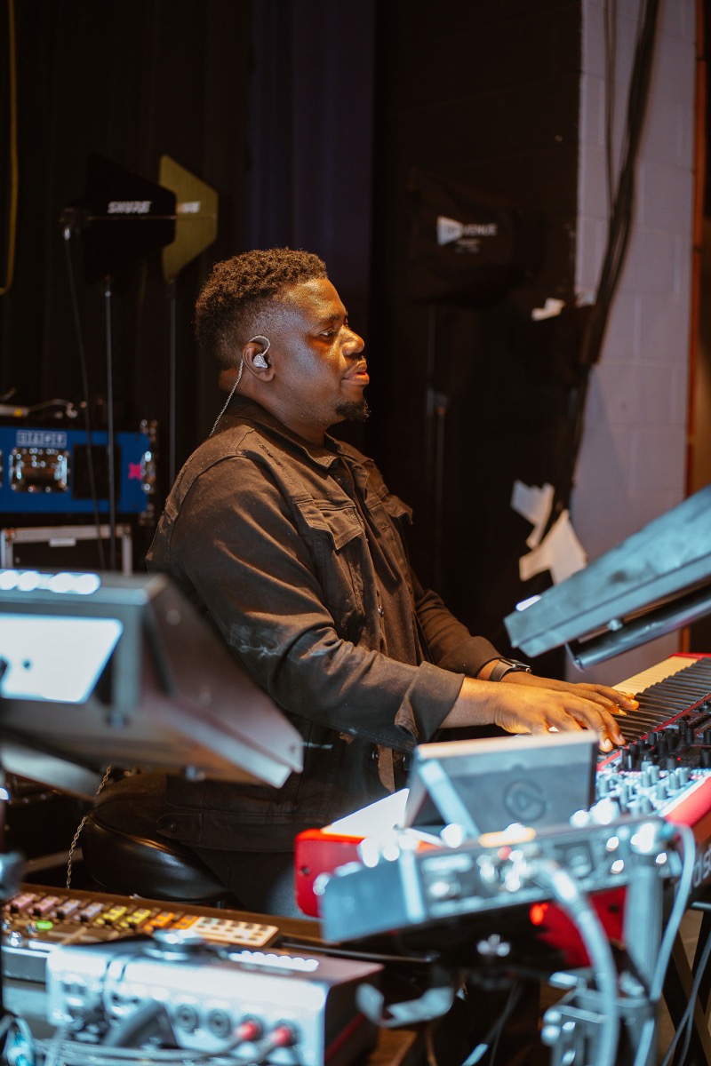 Michael Skidy performing